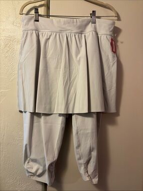 NWT - SPANX Women Whitecloud Booty Boost Skirt around knee - Leggings